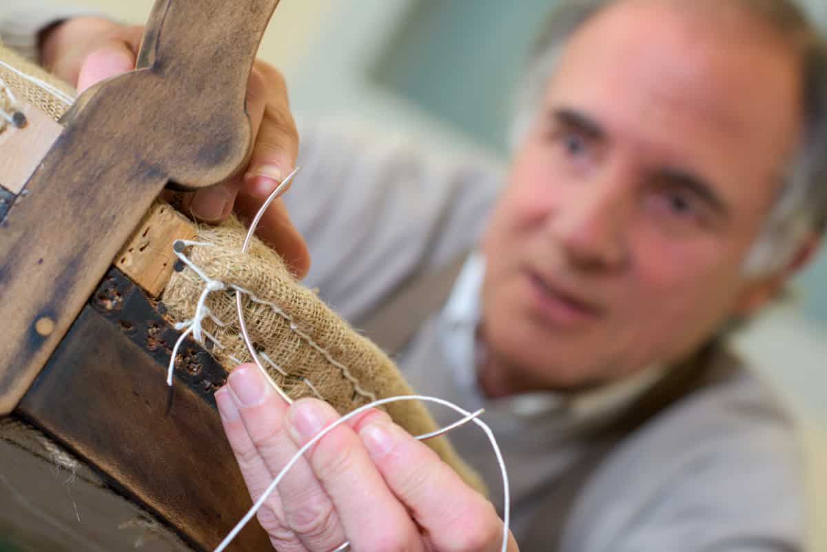 Couture d'une assise de chaise rempaillée