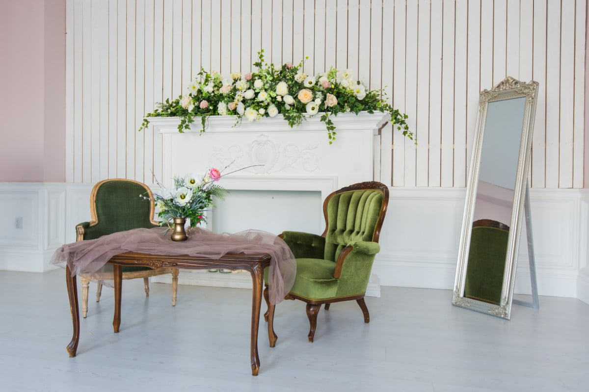 Salon avec fauteuils et canapé d'époque restaurés