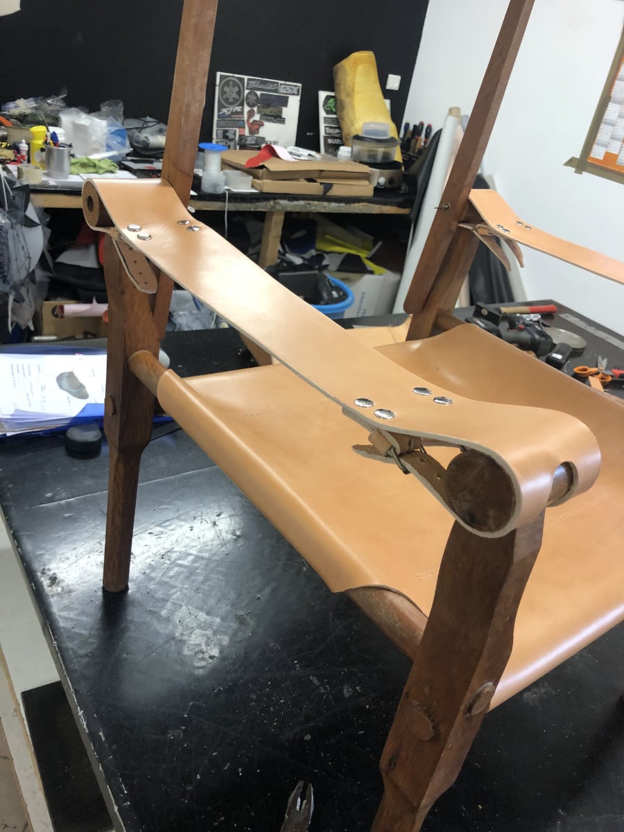 Armature de chaise cirée dans l'atelier