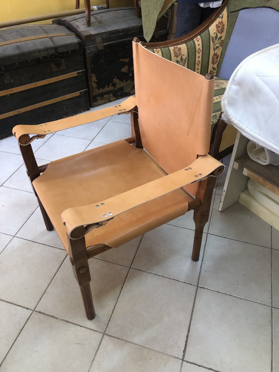 Gros plan sur une chaise en cours de restauration