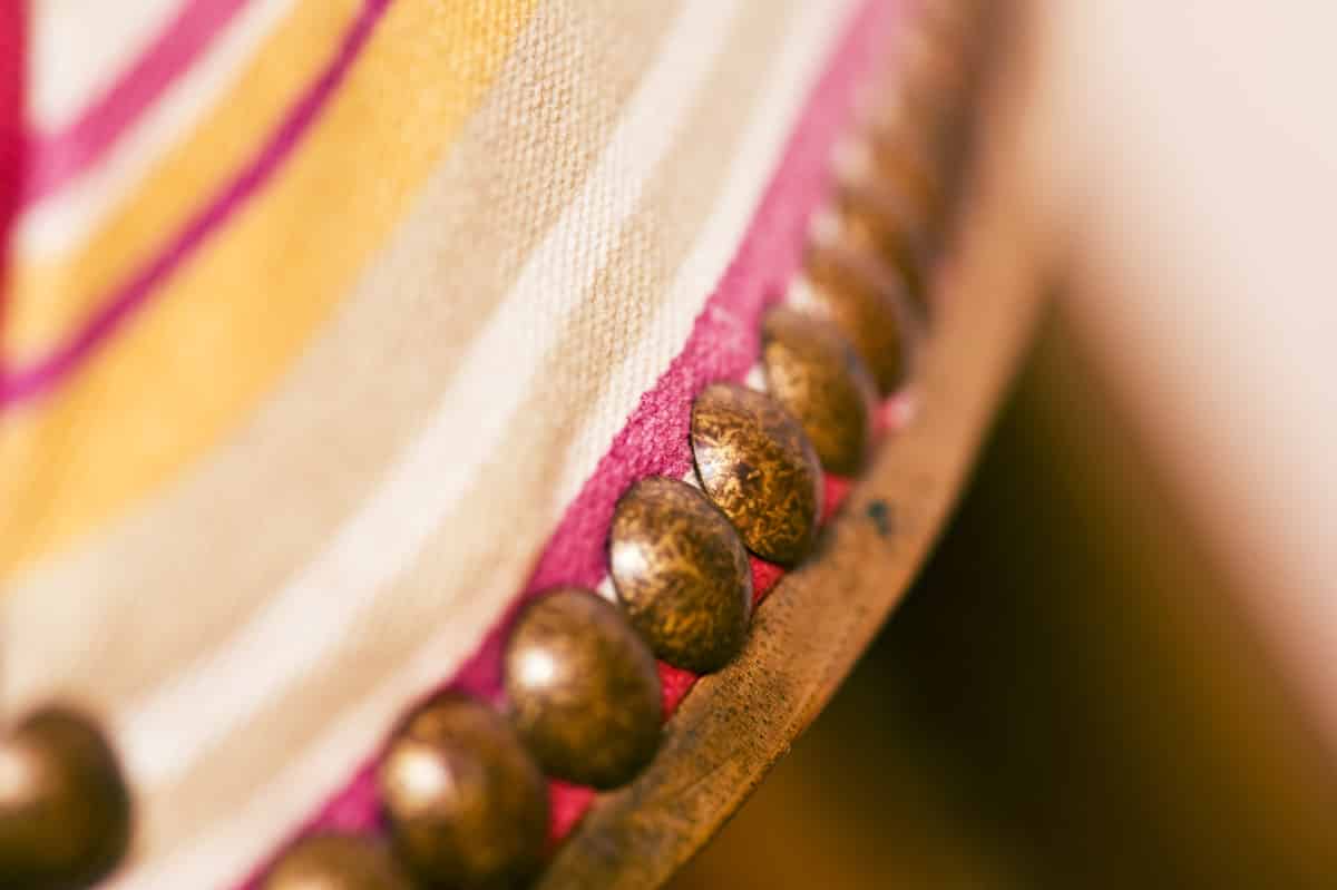 Vue sur un fauteuil avec clous de tapissier posés par la Maison Daumas