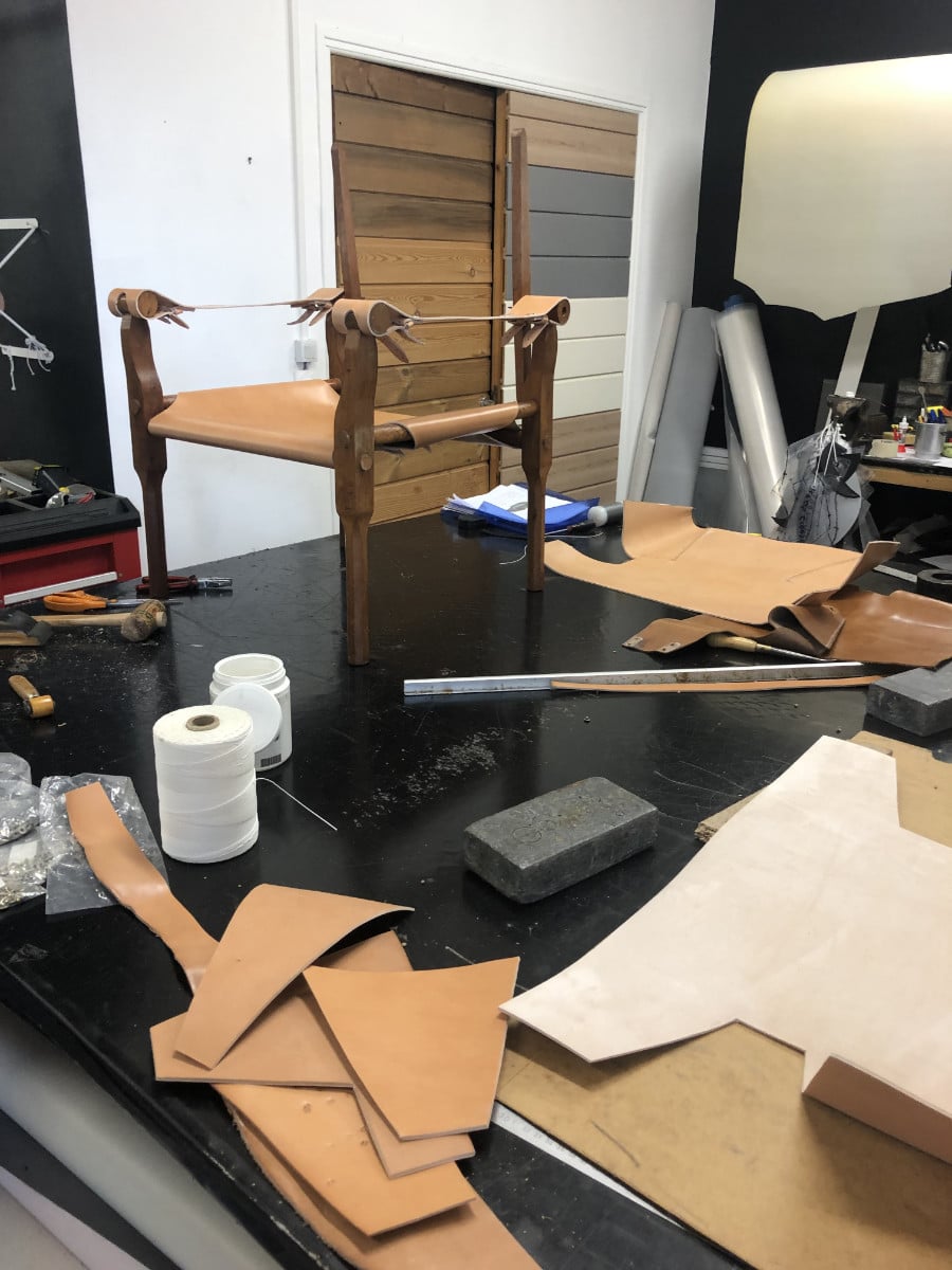 Vue sur l'atelier de restauration de meubles en cuir