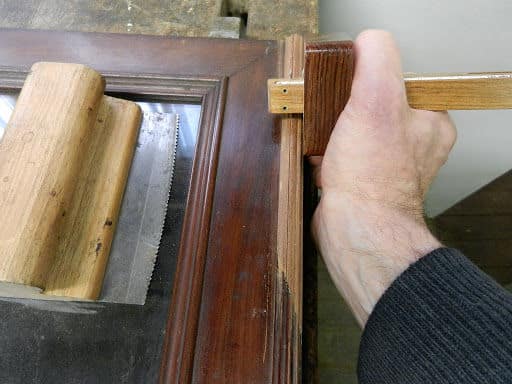 Gros plan sur un meuble en train d'être réparé, structure en bois pressée