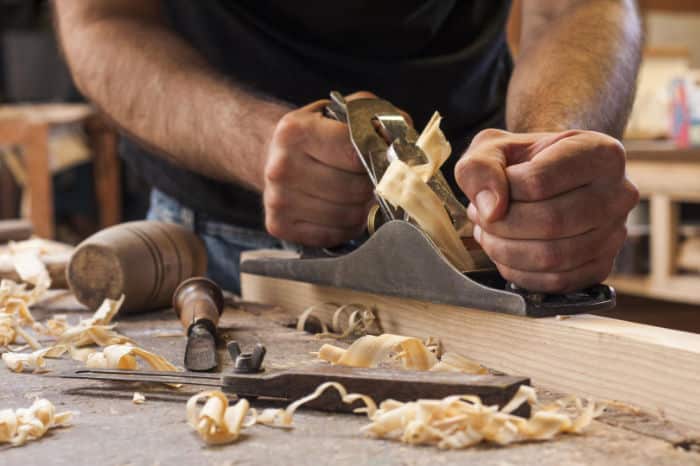 Travail d'ébénisterie dans l'atelier