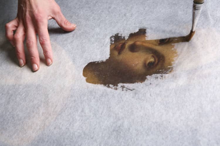 Tableau en cours de restauration
