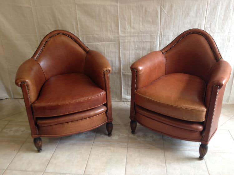 Deux fauteuils en cuir rénovés par la Maison Daumas
