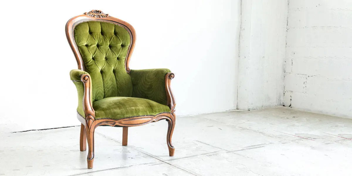 Fauteuil ancien à garniture verte restauré par la Maison Daumas