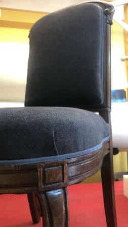 Chaise retapissée en tissu