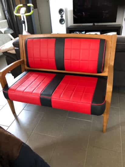 Fauteuil en cuir noir et rouge