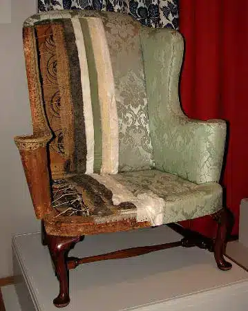 Fauteuil crapaud en cours de restauration