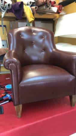 Détail d'un fauteuil en cuir rénové