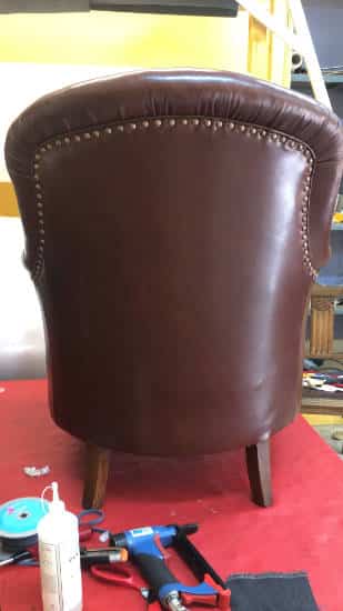 Fauteuil en cuir rénové par la Maison Daumas