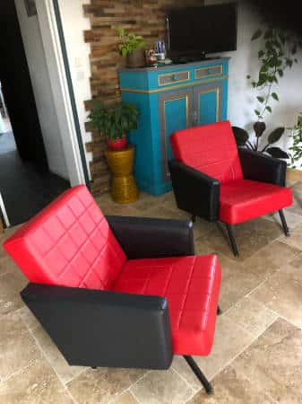Fauteuil et canapé en cuir noir et rouge