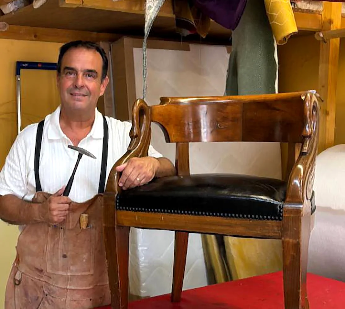 Jean-Christophe Daumas dans son atelier de tapissier à Fontenay-le-Vicomte