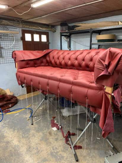 Canapé en cuir en cours de rénovation dans l'atelier